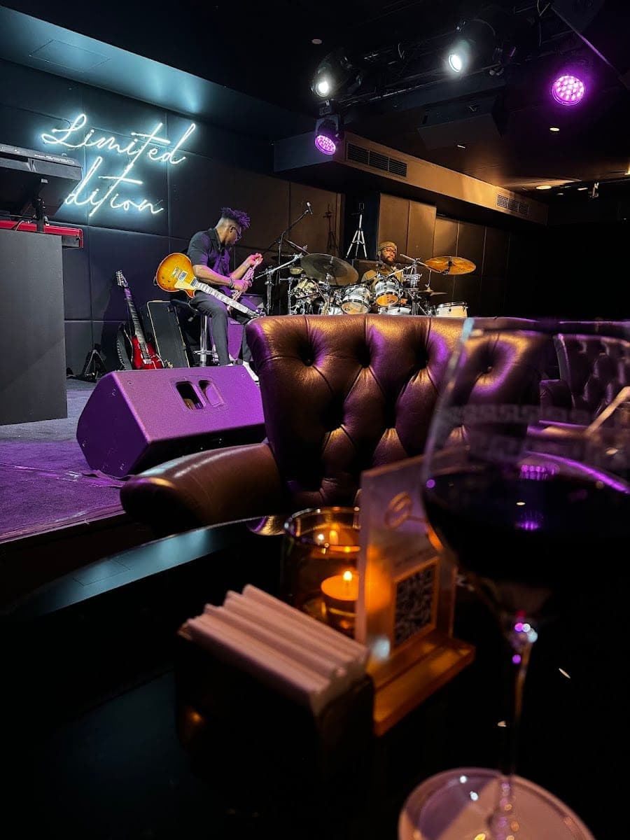 Q's Bar & Lounge